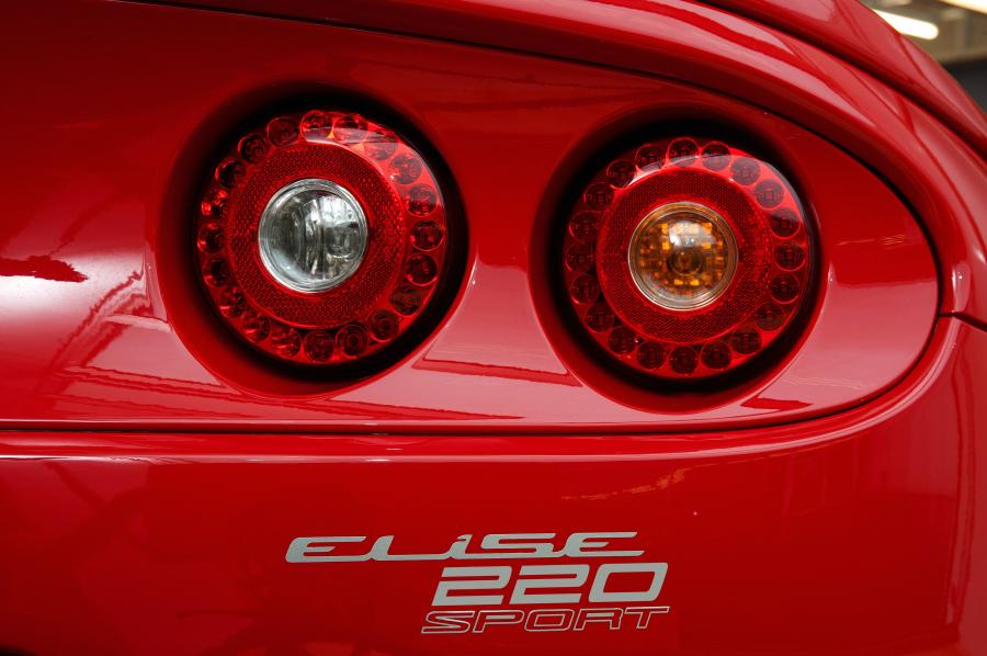 Детали экстерьера Lotus Elise Sport 220 2015 года  (фото 15 из 21)